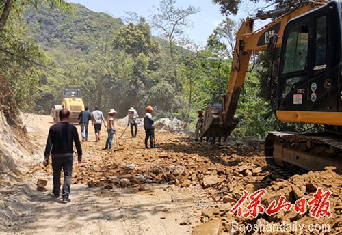 腾冲市芒棒镇全力推进村组村内道路建设.jpg