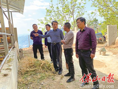 　　市委常委、市委组织部部长杨光银到玉地里调研肉牛产业.jpg