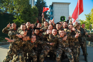 爸妈，我在部队过年也挺热闹133.png