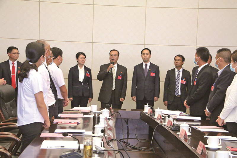 四届市委常委到各代表团看望党代会代表.jpg