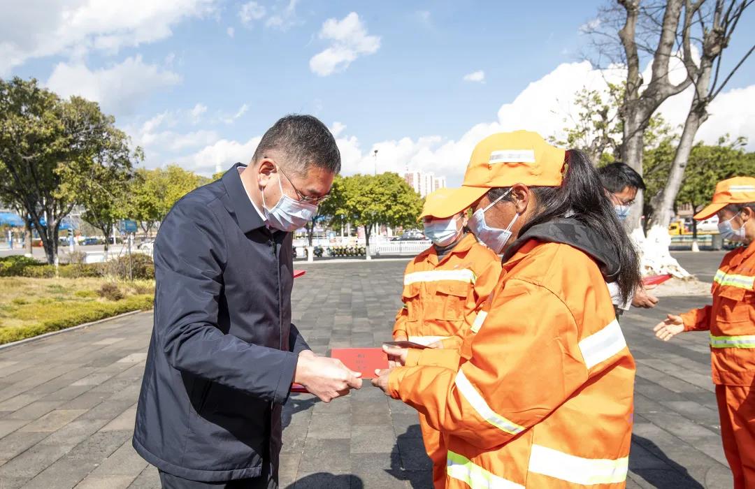 保山市委常委、市委政法委书记林松到隆阳区开展送温暖慰问活动4.jpg