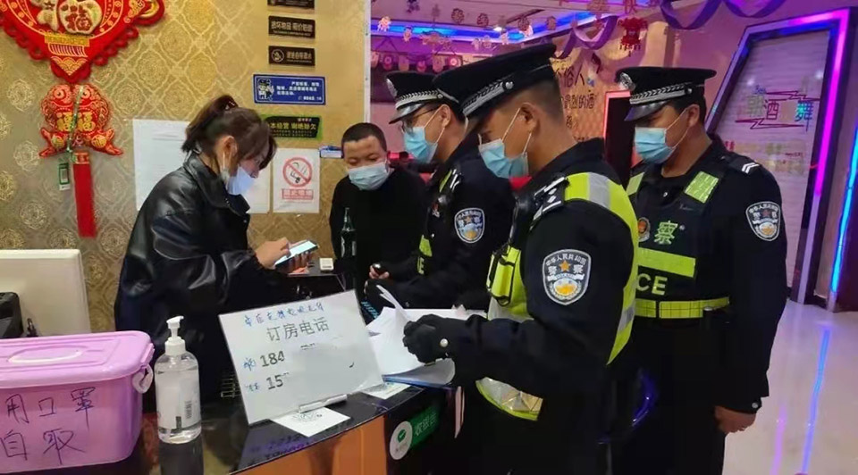 县公安局开展安全检查.jpg