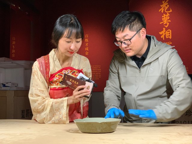法门寺博物馆保管保护科副科长权飞介绍秘色瓷.jpg